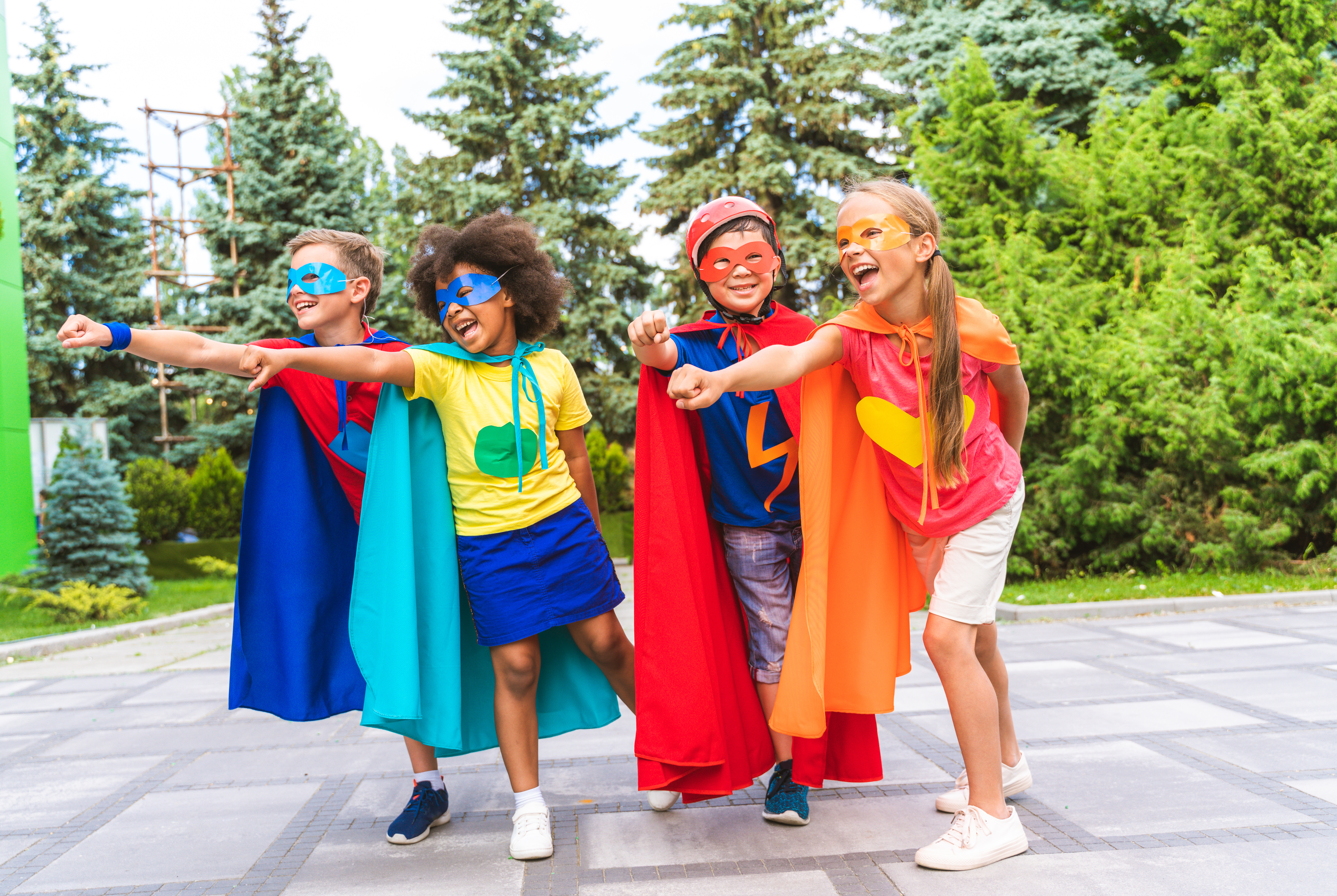 Un grupo de niños vestidos de superhéroes.